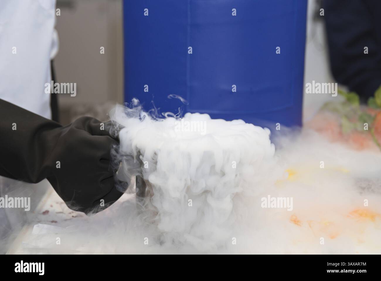 Experiment mit Flüssigstickstoff durch Chemiker - Nahversuch Stockfoto
