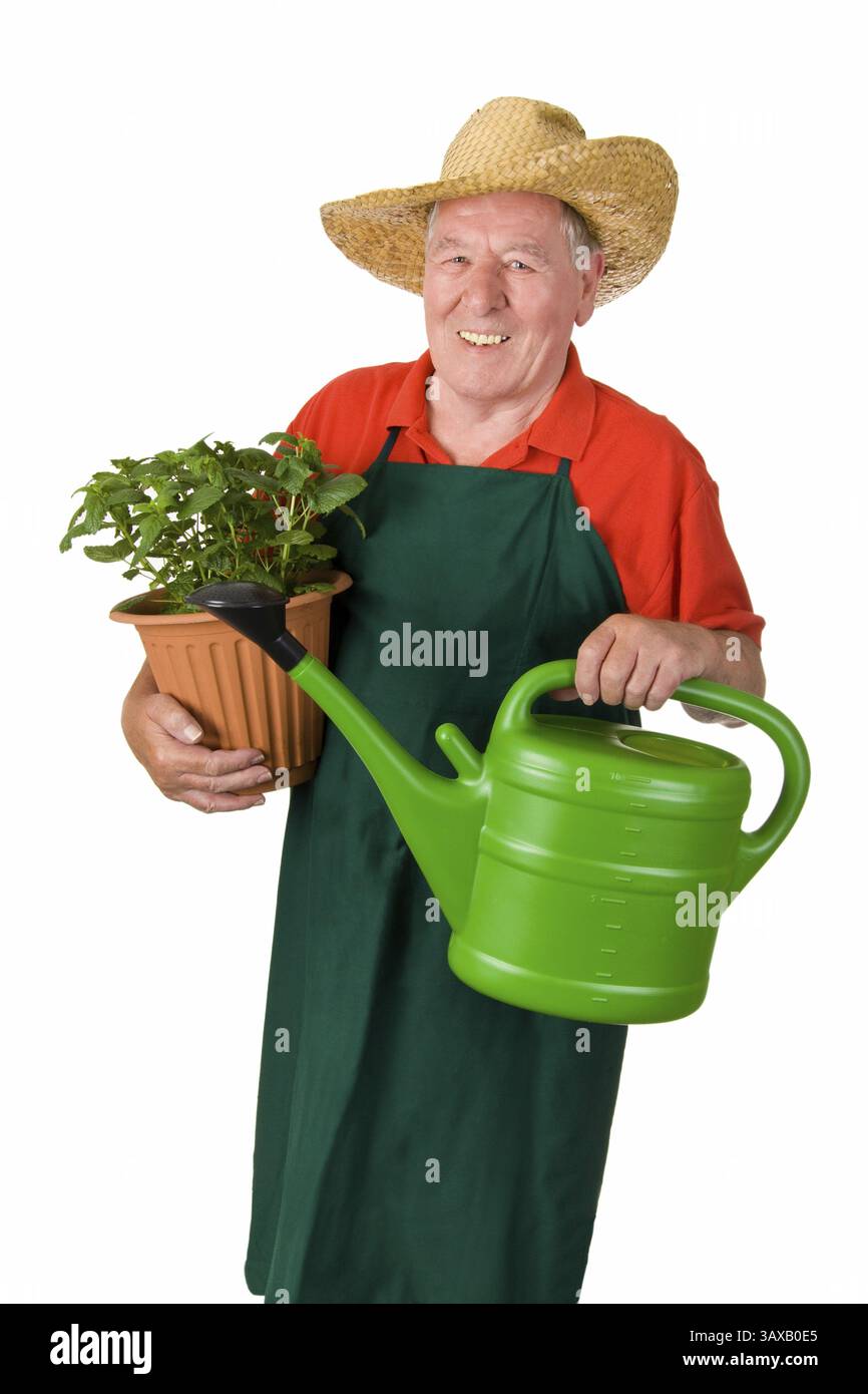 Senior Gärtner mit Gießkanne und Blumentopf - isoliert Senior Gärtner mit Gießkanne und Blumentopf - isoliert Stockfoto