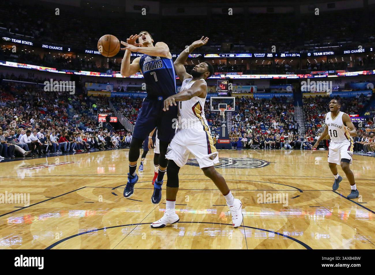 26. Dezember 2016: Dwight Powell (7) wird von Tyreke Evans (1) aus New Orleans Pelicans im Mercedes-Benz Superdome in New Orleans, LA, angegriffen. New Orleans Pelicans gewann 111:104. Stephen Lew/CSM(Credit Image: &Copy; Stephen Lew/CSM via ZUMA Wire) Stockfoto