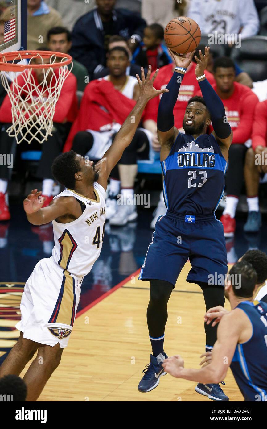 26. Dezember 2016: Wesley Matthews (23) der Dallas Mavericks-Wärter schießt im Mercedes-Benz Superdome in New Orleans, LA, einen Sprungschuss, der die New Orleans Pelicans vor Solomon Hill (44) abwirft. New Orleans Pelicans gewann 111:104. Stephen Lew/CSM(Credit Image: &Copy; Stephen Lew/CSM via ZUMA Wire) Stockfoto