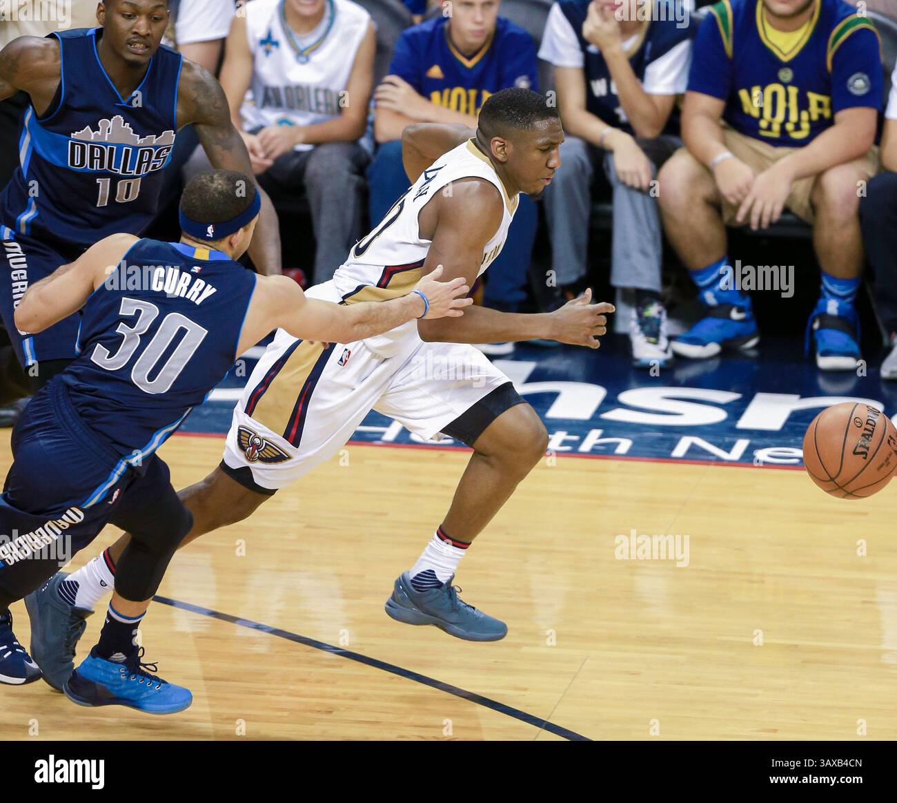 26. Dezember 2016: Langston Galloway (10) stiehlt dem Dallas Mavericks-Guard Seth Curry (30) den Ball während des Spiels zwischen den Dallas Mavericks und den New Orleans Pelicans im Mercedes-Benz Superdome in New Orleans. New Orleans Pelicans gewann 111:104. Stephen Lew/CSM(Credit Image: &Copy; Stephen Lew/CSM via ZUMA Wire) Stockfoto