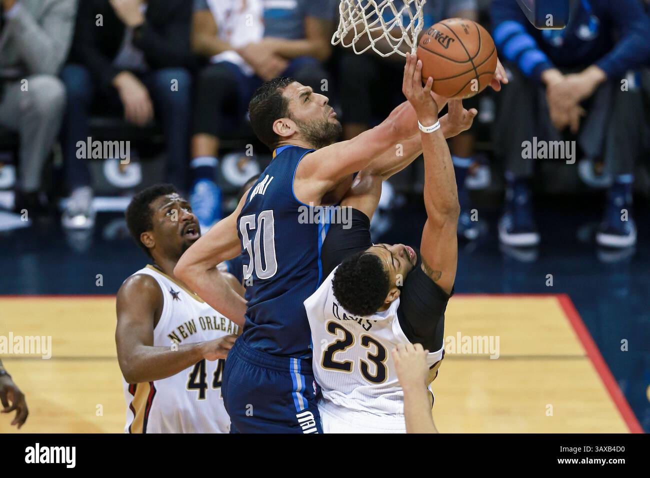 26. Dezember 2016: Salah Mejri (50) zieht sein viertes Foul gegen Anthony Davis (23) im Mercedes-Benz Superdome in New Orleans, LA. New Orleans Pelicans gewann 111:104. Stephen Lew/CSM(Credit Image: &Copy; Stephen Lew/CSM via ZUMA Wire) Stockfoto