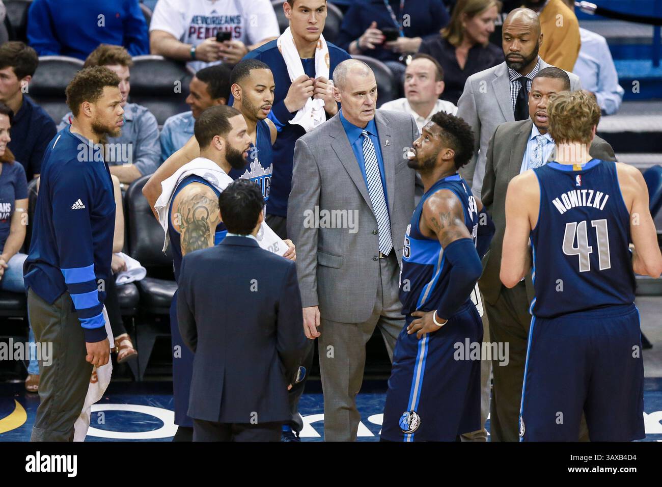 26. Dezember 2016: Der Trainer der Dallas Mavericks Rick Carlisle (Mitte im Anzug), während des Spiels zwischen den Dallas Mavericks und den New Orleans Pelicans im Mercedes-Benz Superdome in New Orleans, LA. New Orleans Pelicans gewann 111:104. Stephen Lew/CSM(Credit Image: &Copy; Stephen Lew/CSM via ZUMA Wire) Stockfoto