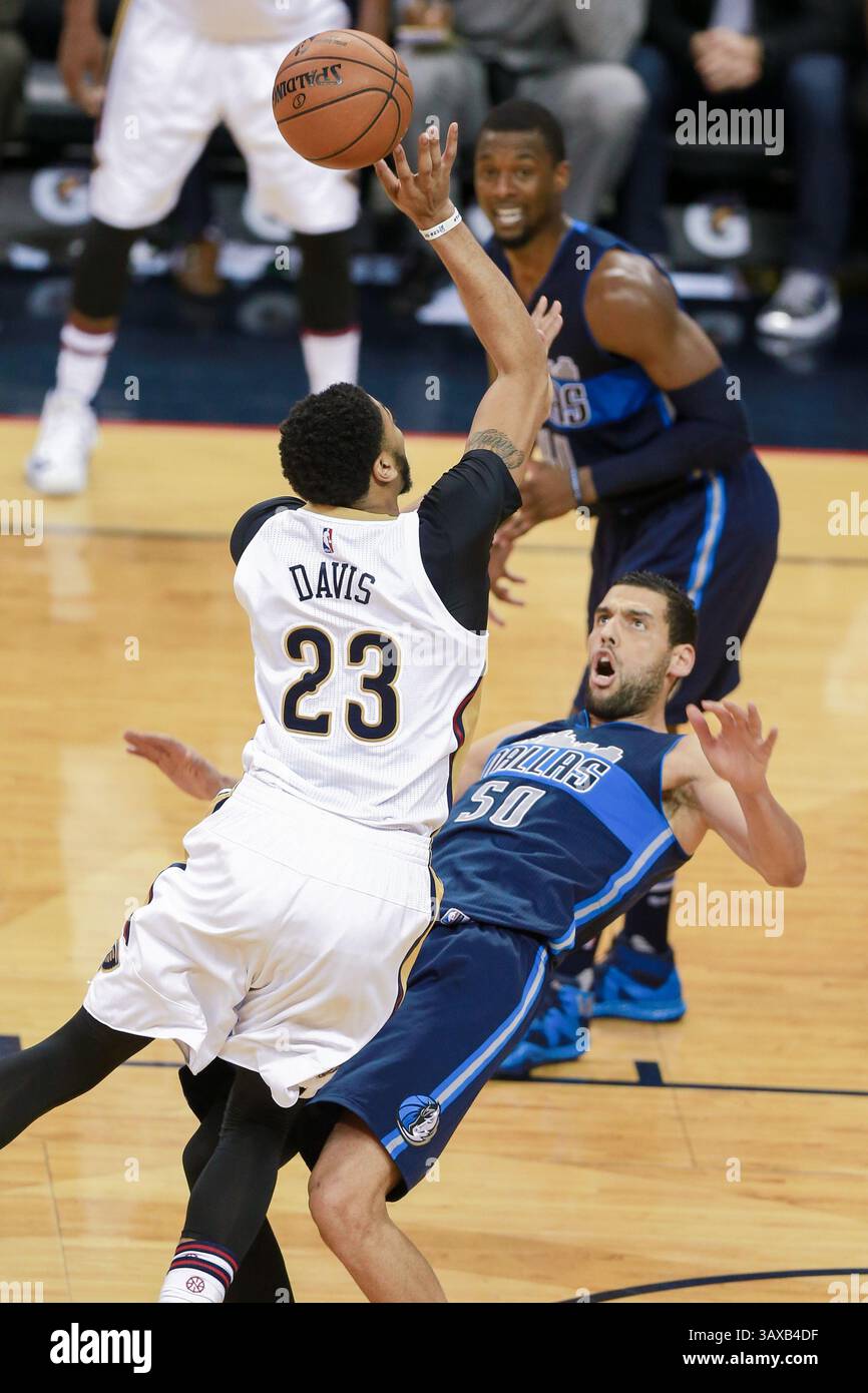 26. Dezember 2016: Salah Mejri (50), das Zentrum der Dallas Mavericks, verstößt gegen Anthony Davis (23) der New Orleans Pelicans, während er im Mercedes-Benz Superdome in New Orleans, LA, einen Sprungschuss zwischen den Dallas Mavericks und den New Orleans Pelicans schießt. New Orleans Pelicans gewann 111:104. Stephen Lew/CSM(Credit Image: &Copy; Stephen Lew/CSM via ZUMA Wire) Stockfoto
