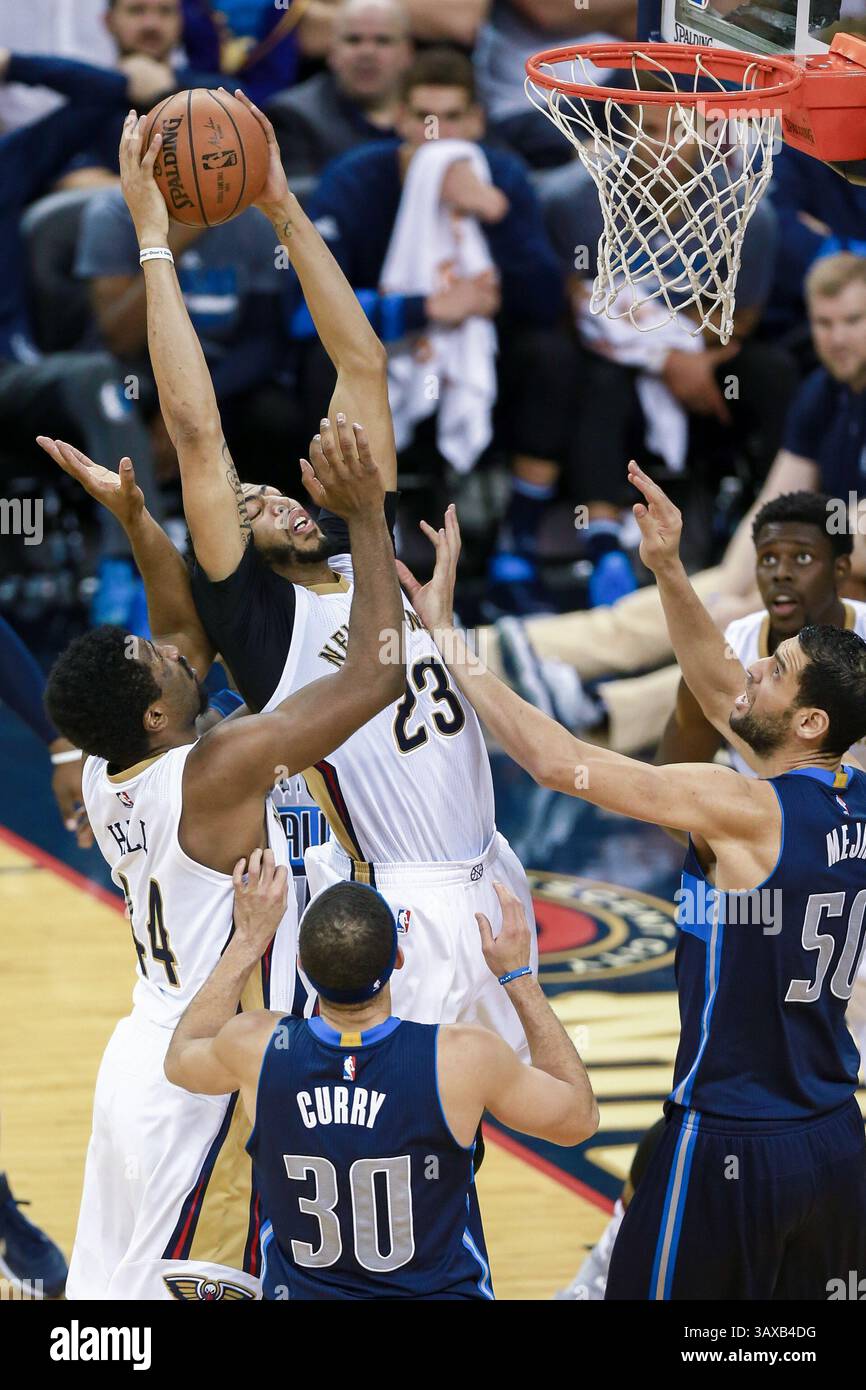 26. Dezember 2016: Anthony Davis (23) holt sich im Mercedes-Benz Superdome in New Orleans, LA, einen Rebound zwischen den Dallas Mavericks und den New Orleans Pelicans. New Orleans Pelicans gewann 111:104. Stephen Lew/CSM(Credit Image: &Copy; Stephen Lew/CSM via ZUMA Wire) Stockfoto