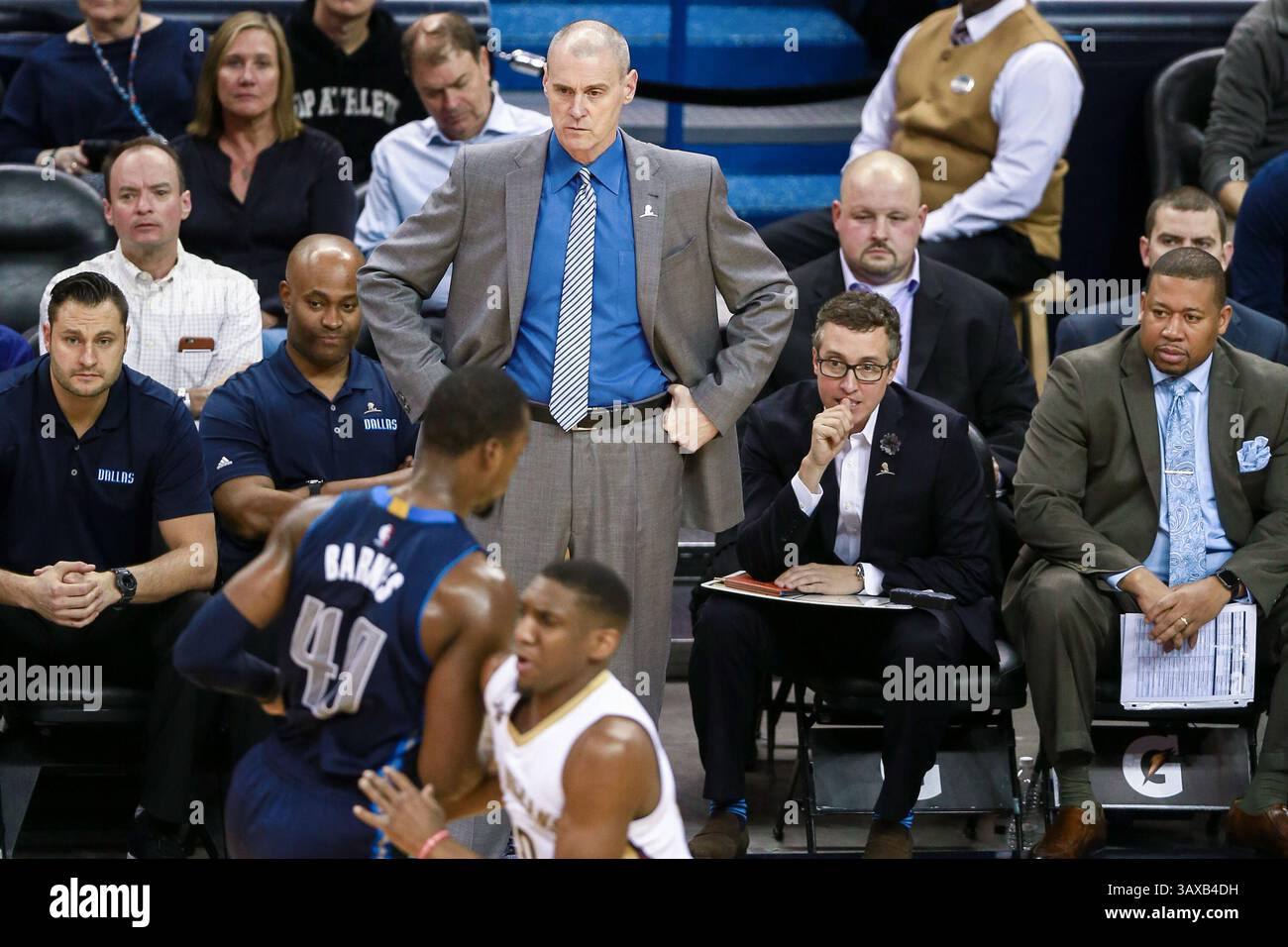 26. Dezember 2016: Der Cheftrainer der Dallas Mavericks Rick Carlisle sieht beim Spiel zwischen den Dallas Mavericks und den New Orleans Pelicans im Mercedes-Benz Superdome in New Orleans, LA. New Orleans Pelicans gewann 111:104. Stephen Lew/CSM(Credit Image: &Copy; Stephen Lew/CSM via ZUMA Wire) Stockfoto