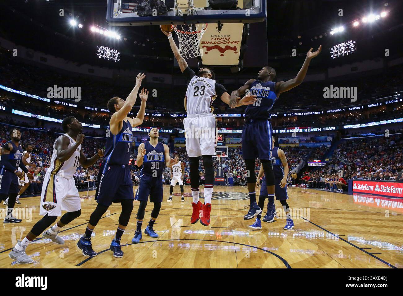 26. Dezember 2016: Anthony Davis (23) schießt im Spiel zwischen den Dallas Mavericks und den New Orleans Pelicans im Mercedes-Benz Superdome in New Orleans, LA, einen Sprungschuss gegen Dorian Finney-Smith (10). New Orleans Pelicans gewann 111:104. Stephen Lew/CSM(Credit Image: &Copy; Stephen Lew/CSM via ZUMA Wire) Stockfoto