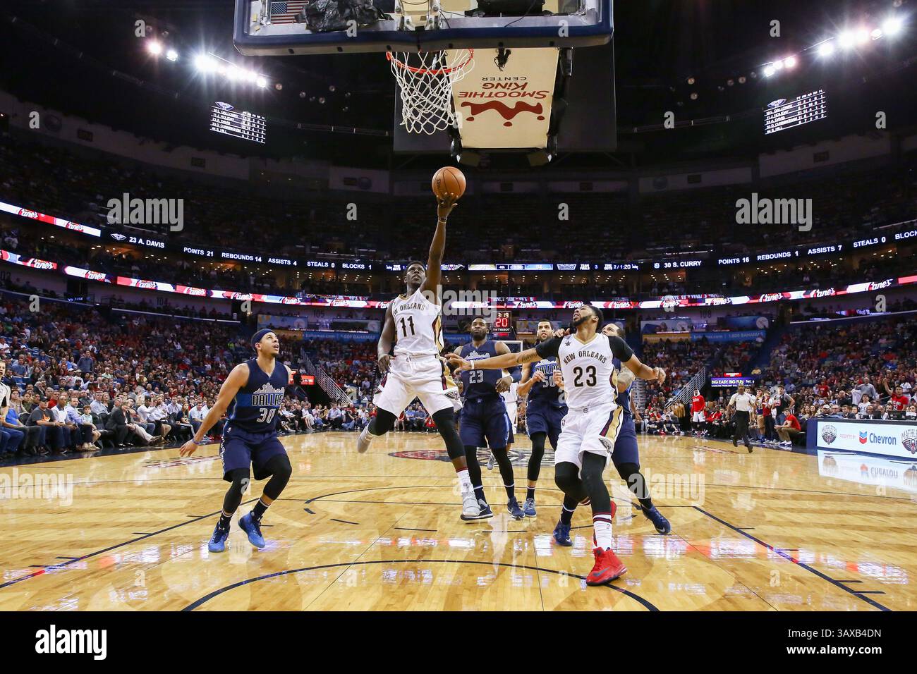 26. Dezember 2016: Jrue Holiday (11) der Pelicans der New Orleans Pelicans fährt im Mercedes-Benz Superdome in New Orleans, LA, gegen Wesley Matthews (23) zum Korb. New Orleans Pelicans gewann 111:104. Stephen Lew/CSM(Credit Image: &Copy; Stephen Lew/CSM via ZUMA Wire) Stockfoto