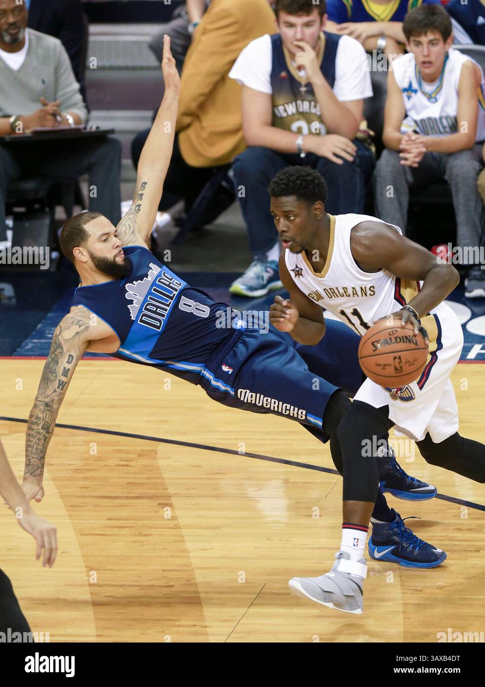26. Dezember 2016: Jrue Holiday (11) der New Orleans Pelicans-Wachmann Deron Williams (8) durchläuft den Dallas Mavericks-Wachmann Deron Williams (8) während des Spiels zwischen den Dallas Mavericks und den New Orleans Pelicans im Mercedes-Benz Superdome in New Orleans, LA. New Orleans Pelicans gewann 111:104. Stephen Lew/CSM(Credit Image: &Copy; Stephen Lew/CSM via ZUMA Wire) Stockfoto