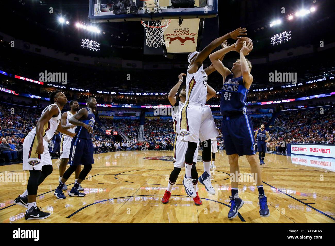 26. Dezember 2016: Dante Cunningham (33) verteidigt den Korb gegen Dirk Nowitzki (41) im Spiel zwischen den Dallas Mavericks und den New Orleans Pelicans im Mercedes-Benz Superdome in New Orleans. New Orleans Pelicans gewann 111:104. Stephen Lew/CSM(Credit Image: &Copy; Stephen Lew/CSM via ZUMA Wire) Stockfoto