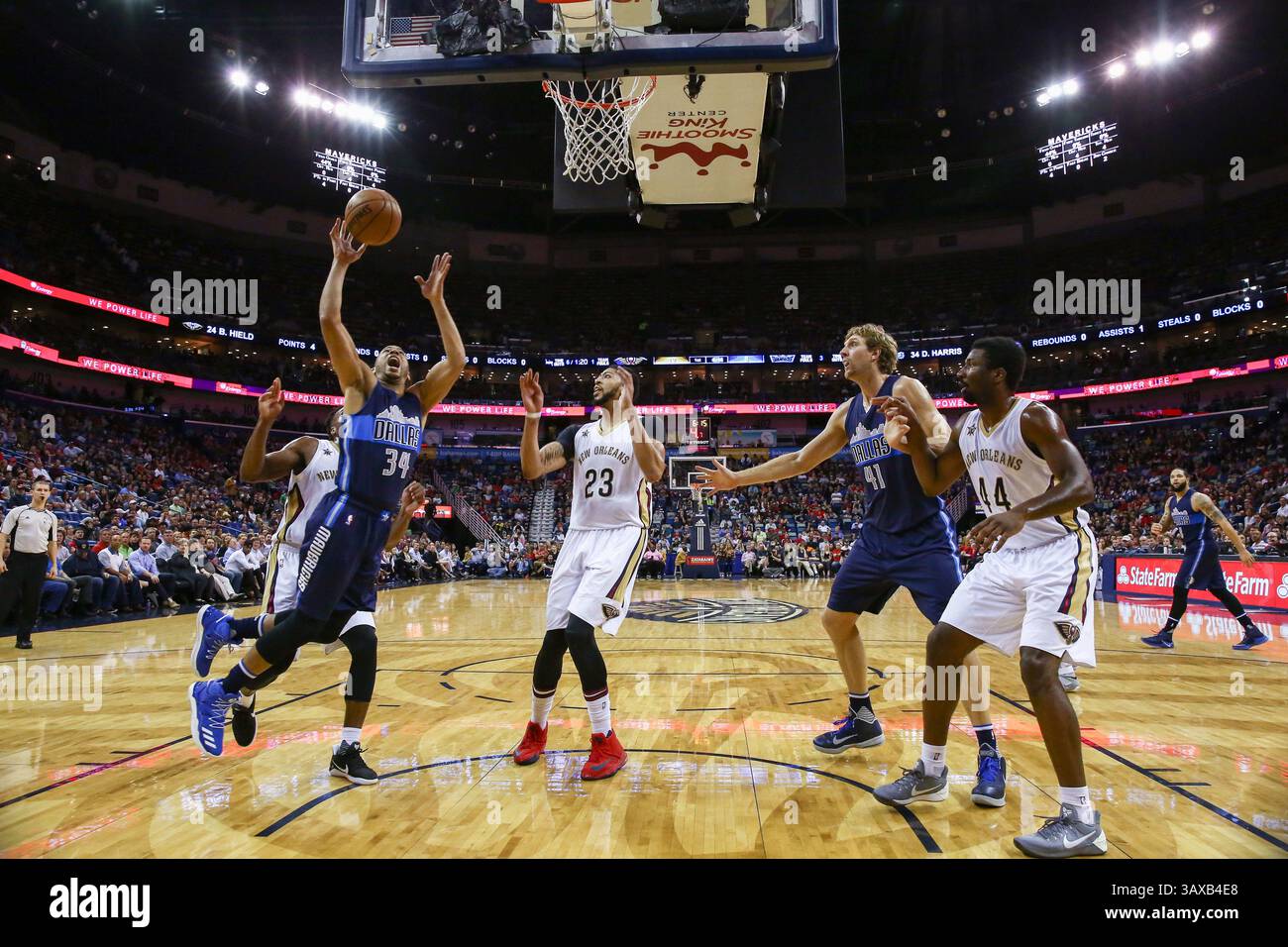 26. Dezember 2016: Devin Harris (34) schießt während des Spiels zwischen den Dallas Mavericks und den New Orleans Pelicans im Mercedes-Benz Superdome in New Orleans, LA, gegen Anthony Davis (23). New Orleans Pelicans gewann 111:104. Stephen Lew/CSM(Credit Image: &Copy; Stephen Lew/CSM via ZUMA Wire) Stockfoto