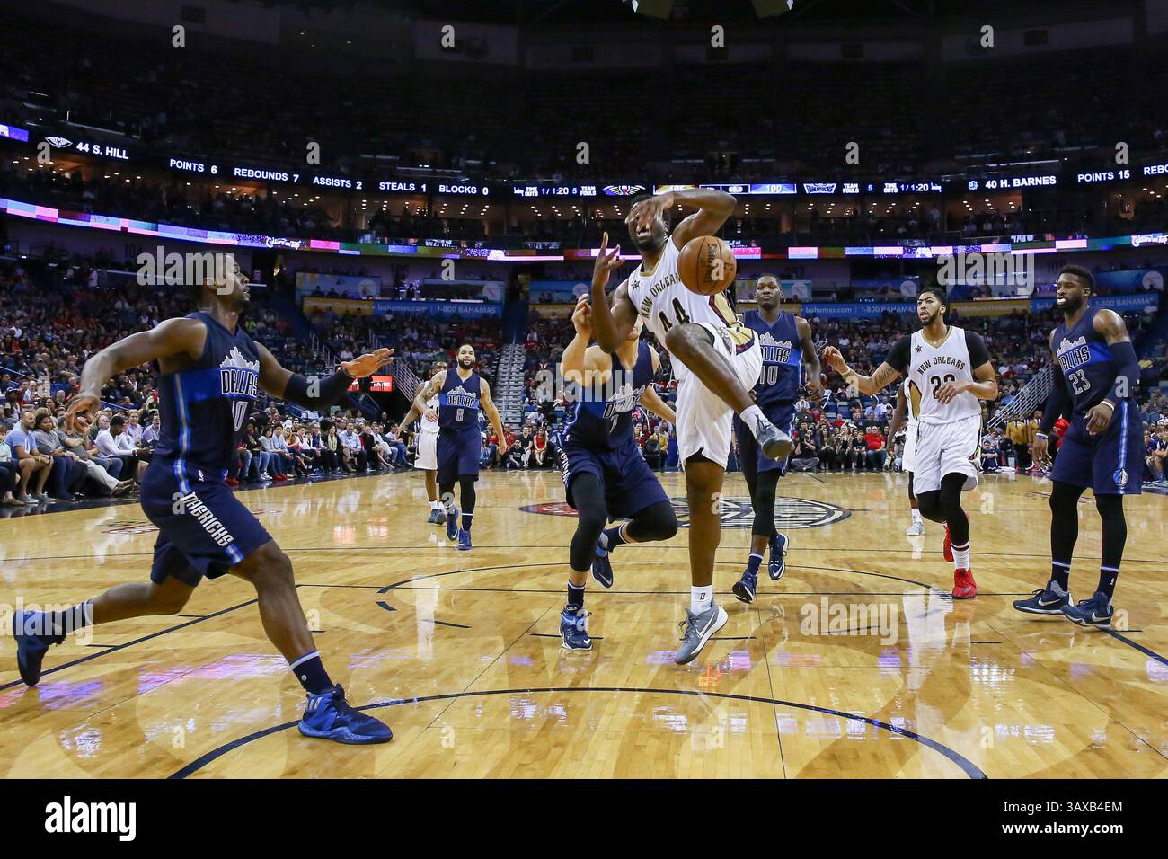 26. Dezember 2016: Solomon Hill (44) wird von Dallas Mavericks Forward Dwight Powell (7) während des Spiels zwischen den Dallas Mavericks und den New Orleans Pelicans im Mercedes-Benz Superdome in New Orleans, LA, angegriffen. New Orleans Pelicans gewann 111:104. Stephen Lew/CSM(Credit Image: &Copy; Stephen Lew/CSM via ZUMA Wire) Stockfoto