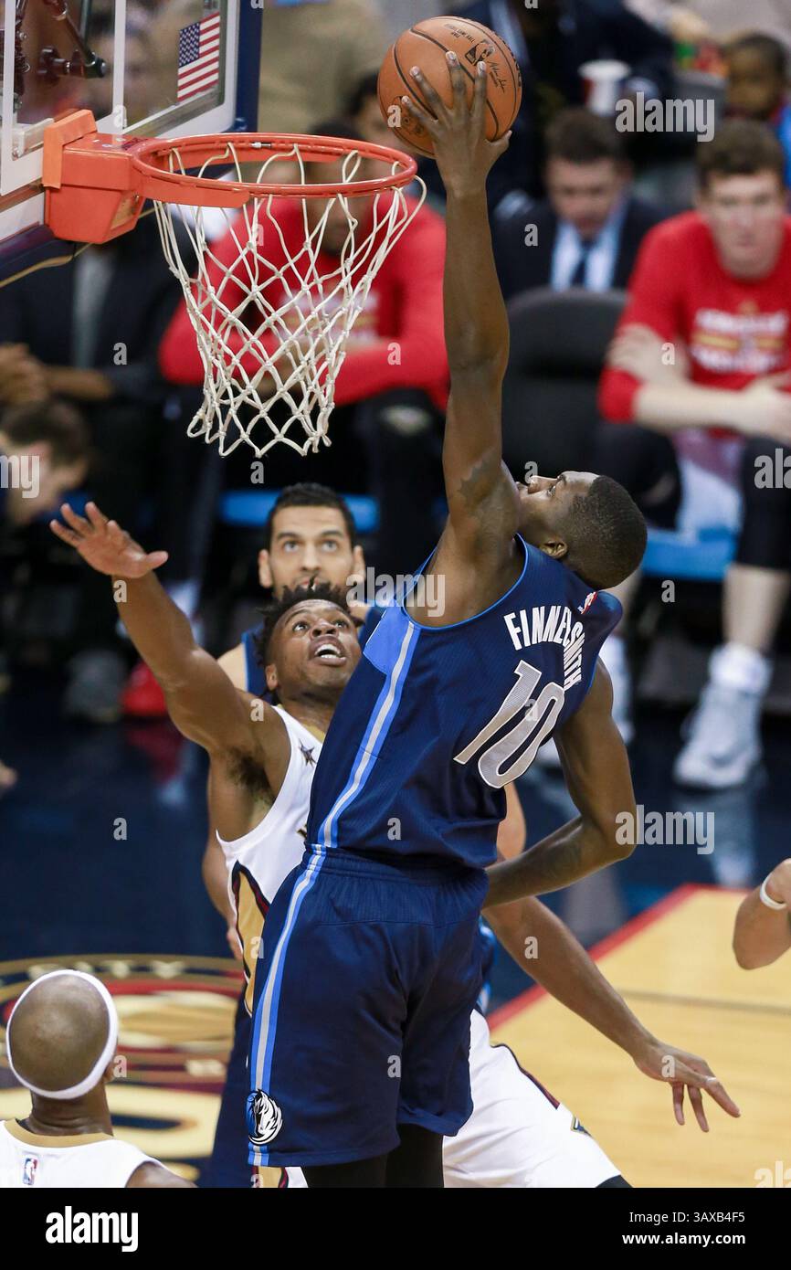 26. Dezember 2016: Dorian Finney-Smith (10) der Dallas Mavericks tritt im Mercedes-Benz Superdome in New Orleans, LA, gegen Buddy Hield (24) auf. New Orleans Pelicans gewann 111:104. Stephen Lew/CSM(Credit Image: &Copy; Stephen Lew/CSM via ZUMA Wire) Stockfoto