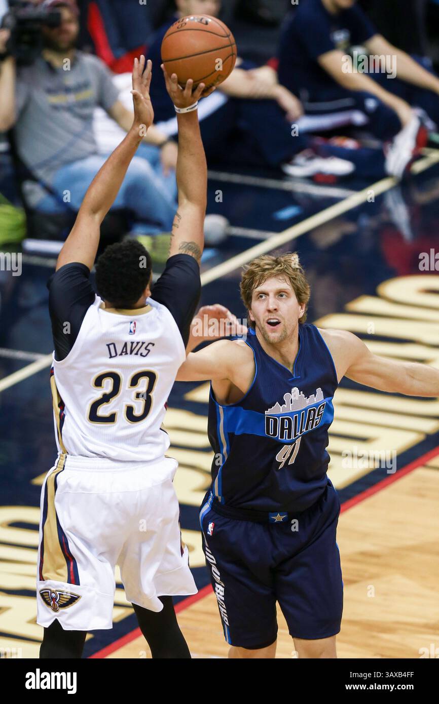 26. Dezember 2016: Anthony Davis (23) schießt im Spiel zwischen den Dallas Mavericks und den New Orleans Pelicans im Mercedes-Benz Superdome in New Orleans, LA, einen Sprungschuss gegen Dirk Nowitzki (41). New Orleans Pelicans gewann 111:104. Stephen Lew/CSM(Credit Image: &Copy; Stephen Lew/CSM via ZUMA Wire) Stockfoto