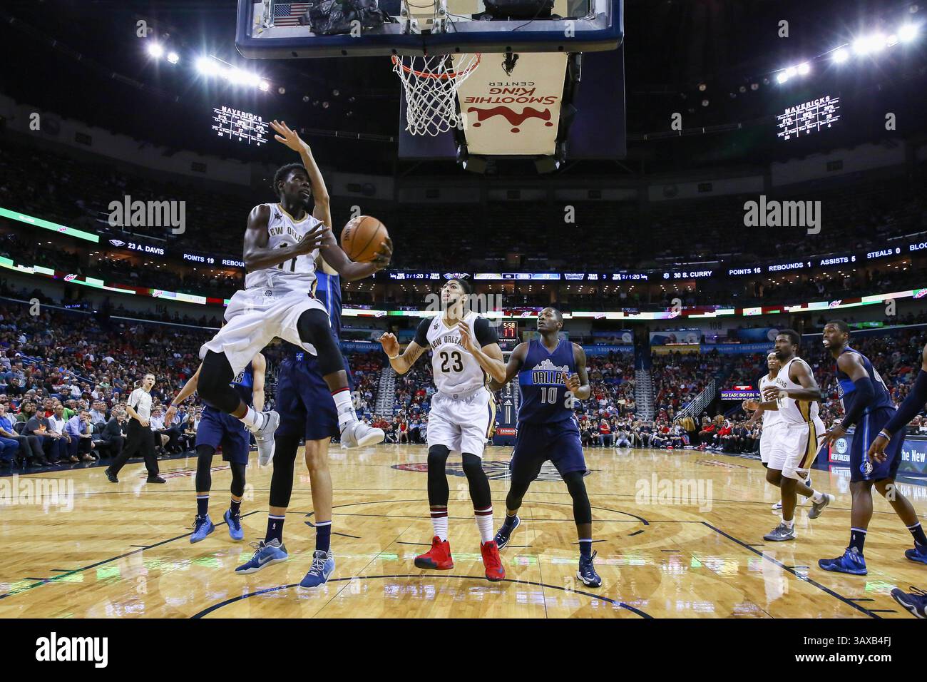 26. Dezember 2016: Die New Orleans Pelicans bewachen Jrue Holiday (11) während des Spiels zwischen den Dallas Mavericks und den New Orleans Pelicans im Mercedes-Benz Superdome in New Orleans, LA, zum Korb. New Orleans Pelicans gewann 111:104. Stephen Lew/CSM(Credit Image: &Copy; Stephen Lew/CSM via ZUMA Wire) Stockfoto