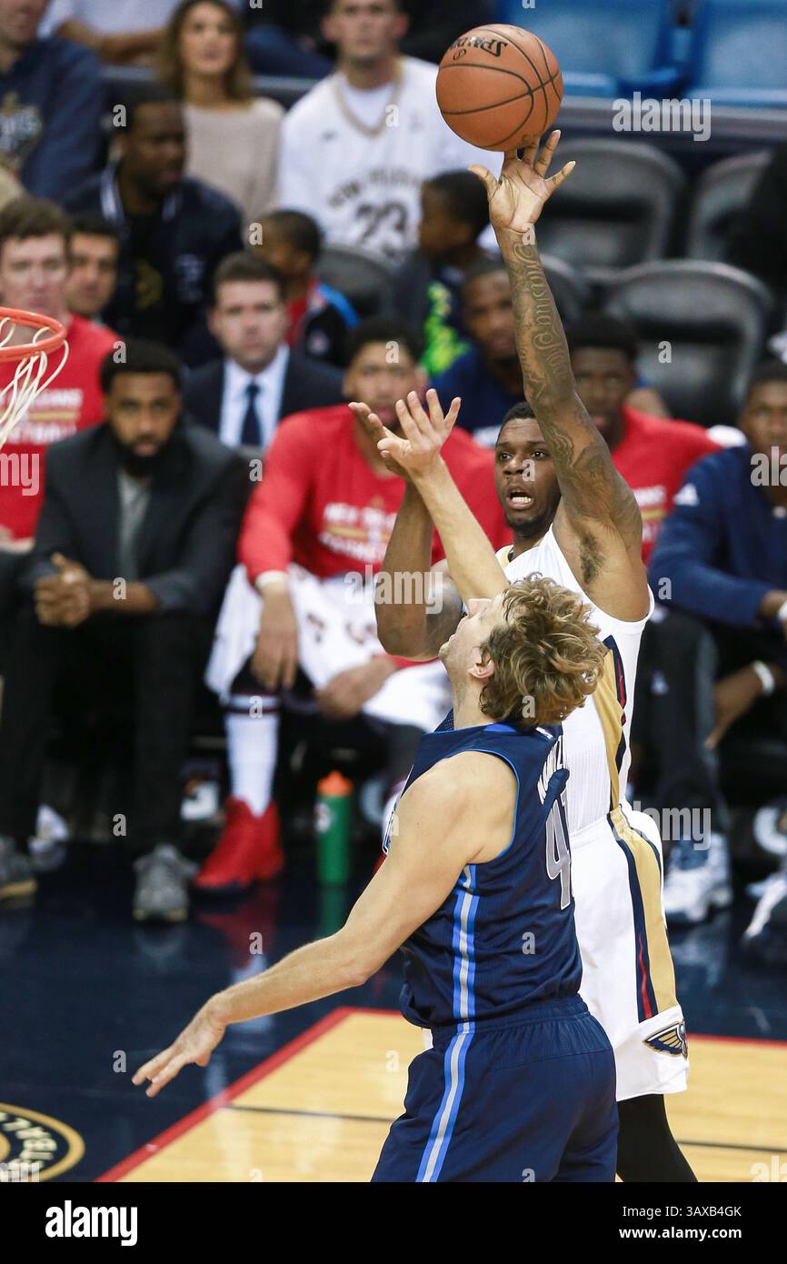 26. Dezember 2016: Langston Galloway (10) schießt im Mercedes-Benz Superdome in New Orleans einen Sprungschuss zwischen den Dallas Mavericks und den New Orleans Pelicans. New Orleans Pelicans gewann 111:104. Stephen Lew/CSM(Credit Image: &Copy; Stephen Lew/CSM via ZUMA Wire) Stockfoto