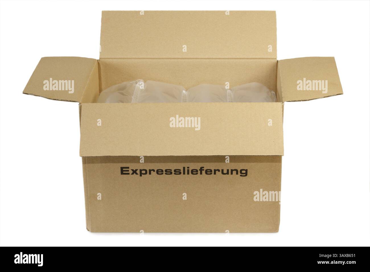 Geöffnetes Postpaket mit Polstermaterial – auf weißem Hintergrund abgeschnitten Stockfoto