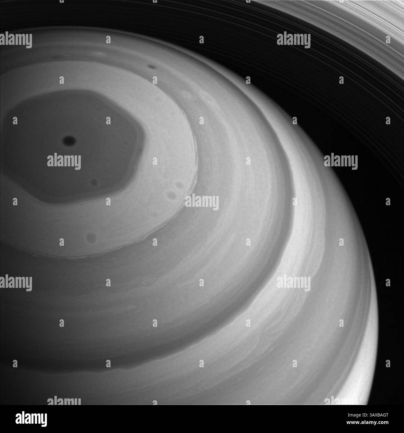 28. Dezember 2016 - Weltraum - Sonnenlicht ist wirklich an den Nordpol des Saturn gekommen. Die gesamte nördliche Region ist in dieser Ansicht von Ende 2016 in Sonnenlicht getaucht, schwach, obwohl das Licht in der Ferne des Saturns im Sonnensystem sein könnte. Der sechseckige Jet-Stream ist hier voll beleuchtet. In diesem Bild erscheint der Planet dunkler in Bereichen, in denen das Wolkendeck niedriger ist, wie etwa in der Region innerhalb des Sechsecks. Missionsexperten für die Atmosphäre des Saturns nutzen die Saison und Cassinis günstige Sichtgeometrie, um dieses und andere Wettermuster als App für die nördliche Halbkugel des Saturns zu untersuchen Stockfoto