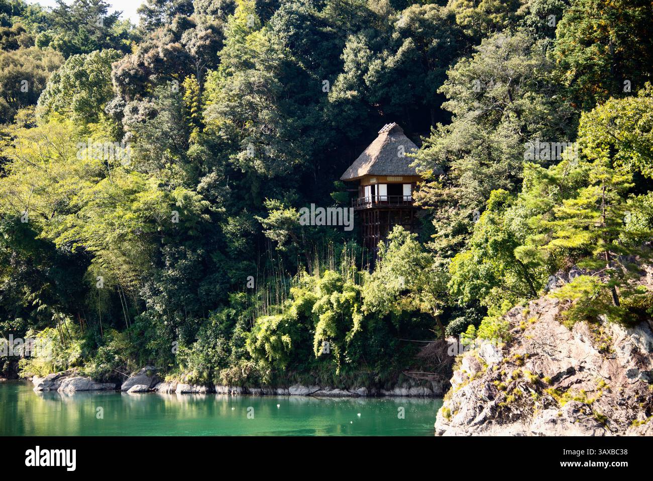 Das Foto zeigt den Teepavillon der Villa Garyu Sanso vom Fluss Hijikawa in Ozu, Präfektur Ehime, Japan. Die Villa wurde über 14 Jahre gebaut und Stockfoto