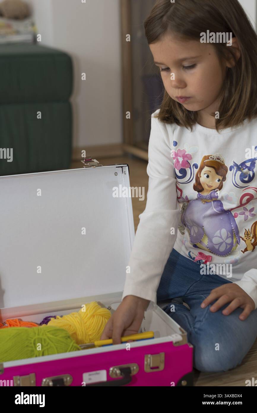 Schulkind bereitet sich auf den Schulbeginn vor, Österreich, Europa Stockfoto