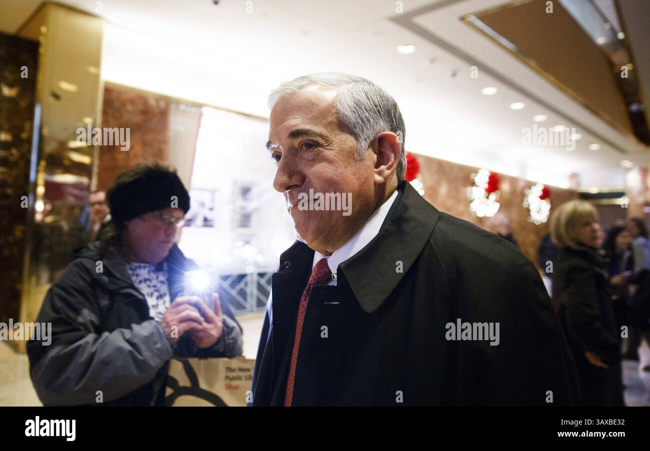 Dezember 2016 - New York, New York, Vereinigte Staaten von Amerika - der pensionierte Admiral Jay Cohen geht nach einem Treffen mit dem designierten Präsidenten Donald Trump in New York, New York, USA, 02. Dezember 2016 durch die Lobby des Trump Tower. Credit: Justin Lane / Pool via CNP (Credit Image: © Justin Lane/CNP via ZUMA Wire) Stockfoto