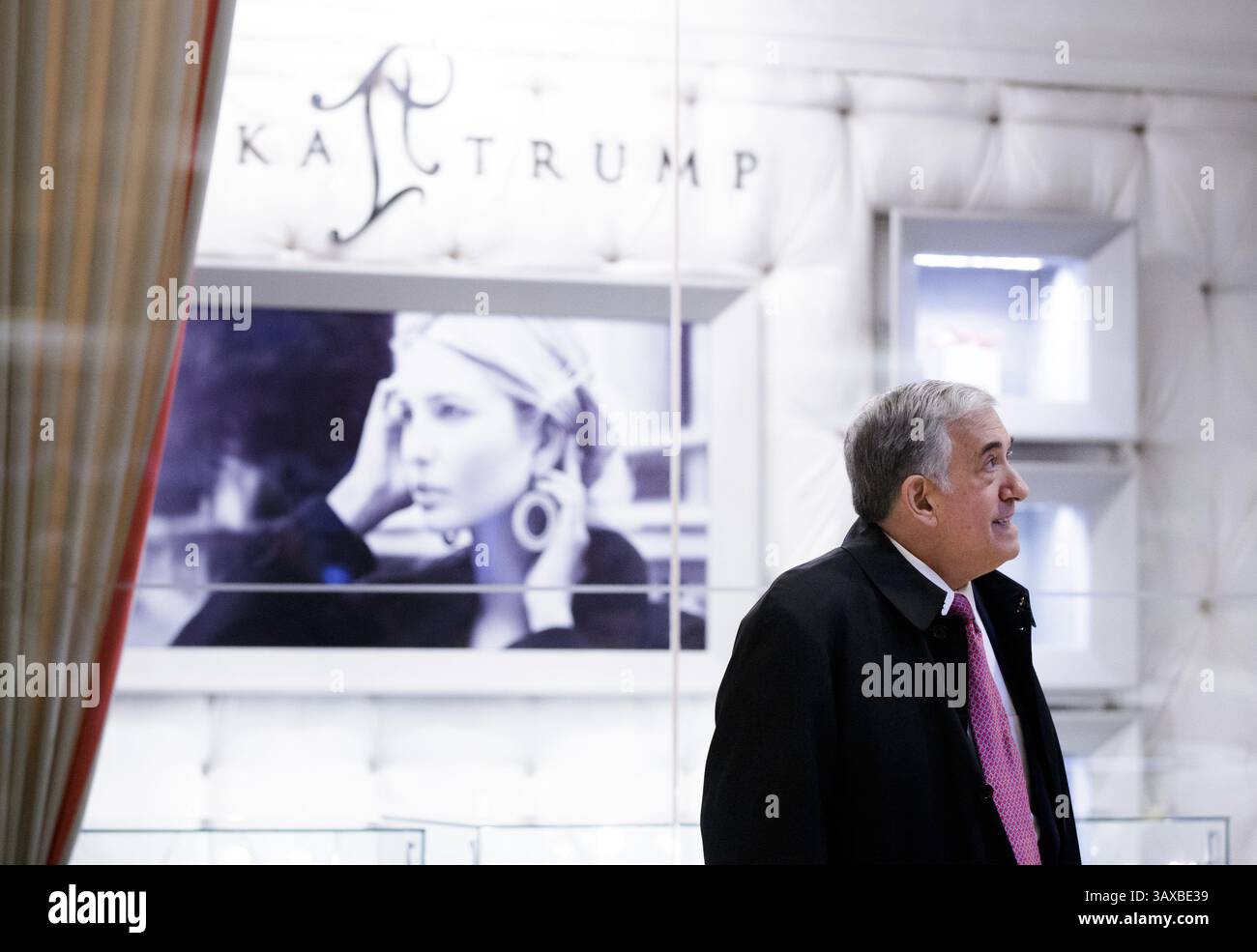 Dezember 2016 – New York, New York, Vereinigte Staaten von Amerika – der pensionierte Admiral Jay Cohen steht in der Lobby des Trump Tower nach einem Treffen mit dem designierten Präsidenten Donald Trump in New York, New York, USA, 02. Dezember 2016. Credit: Justin Lane / Pool via CNP (Credit Image: © Justin Lane/CNP via ZUMA Wire) Stockfoto