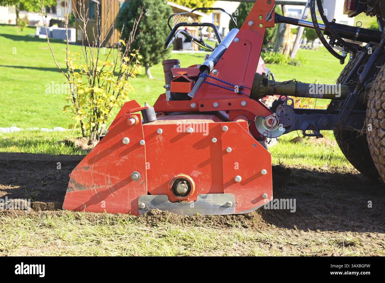 Deichsel und kleiner Traktor für die Bodenbearbeitung – umkehrbare Deichsel und Kompakttraktor Stockfoto
