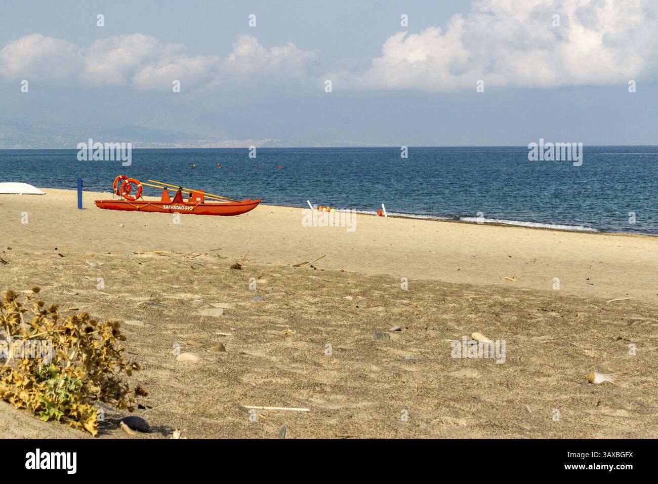 Roten Rettungsboot am schönen sizilianischen Strand Stockfoto