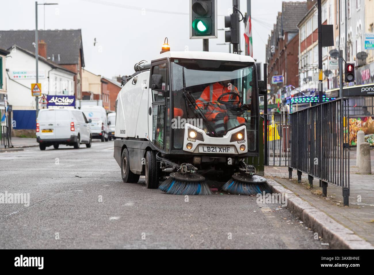 Birmingham, Großbritannien. April 2025. Ein Straßenfeger nutzt die ruhigen Bank Holday Monday Streets in Small Heath, Birmingham. Der stadtrat hat am Osterwochenende schätzungsweise 25.000 Tonnen Müll aus den Straßen von Birmingham gesammelt, aber der Streik geht weiter und beginnt seine siebte Woche. Quelle: Peter Lopeman/Alamy Live News Stockfoto