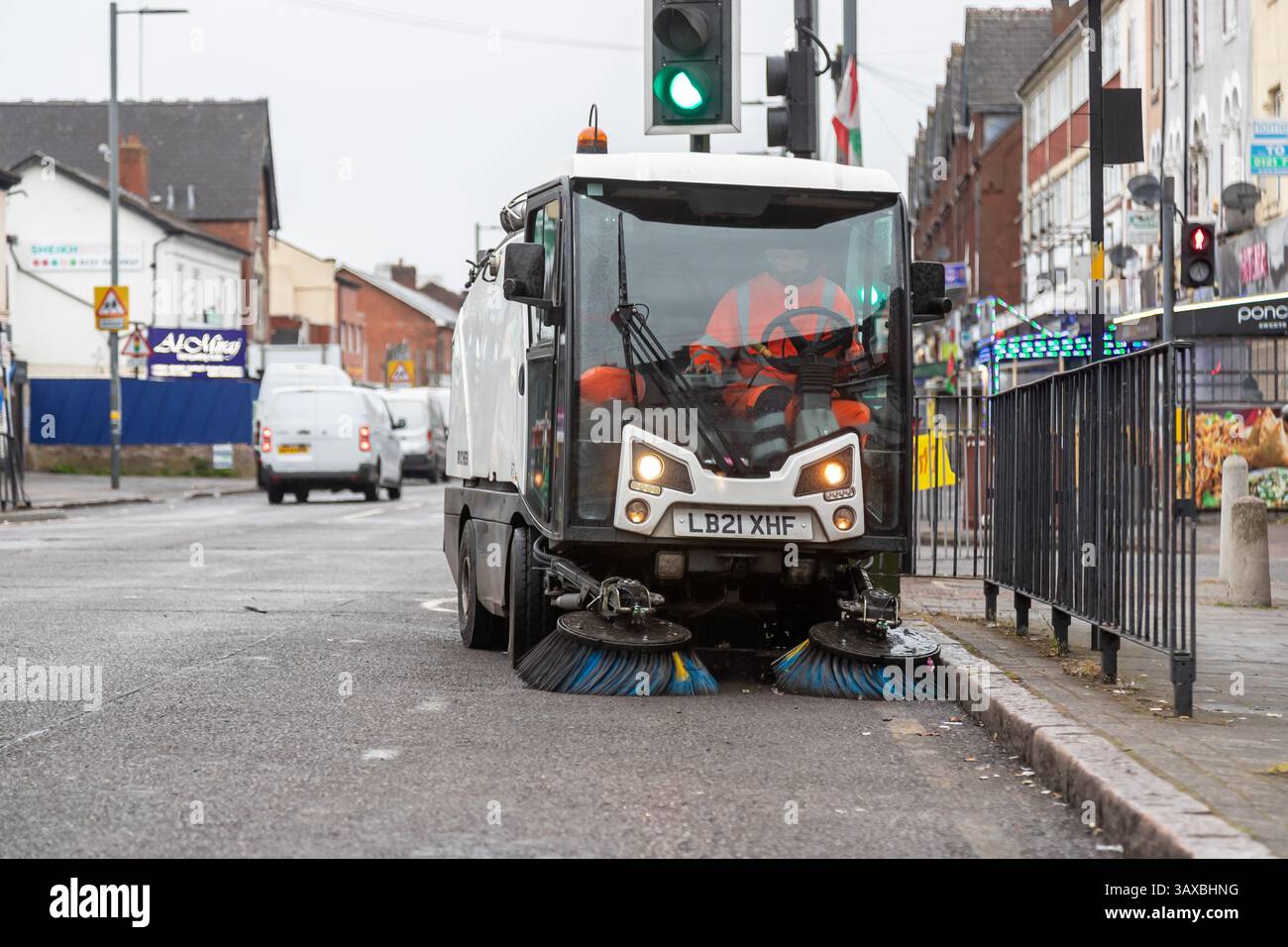 Birmingham, Großbritannien. April 2025. Ein Straßenfeger nutzt die ruhigen Bank Holday Monday Streets in Small Heath, Birmingham. Der stadtrat hat am Osterwochenende schätzungsweise 25.000 Tonnen Müll aus den Straßen von Birmingham gesammelt, aber der Streik geht weiter und beginnt seine siebte Woche. Quelle: Peter Lopeman/Alamy Live News Stockfoto