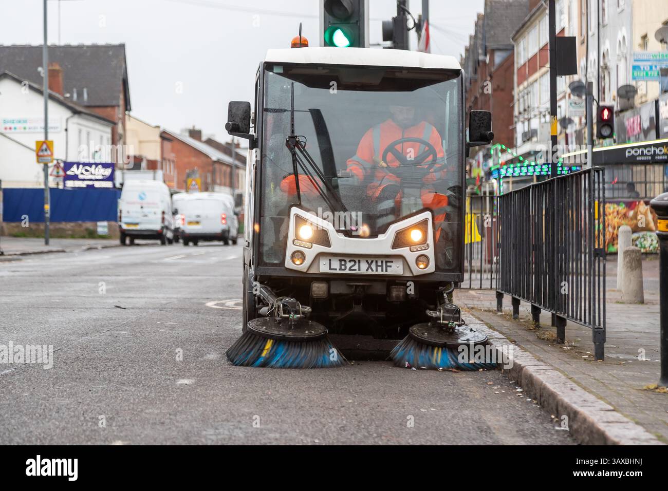 Birmingham, Großbritannien. April 2025. Ein Straßenfeger nutzt die ruhigen Bank Holday Monday Streets in Small Heath, Birmingham. Der stadtrat hat am Osterwochenende schätzungsweise 25.000 Tonnen Müll aus den Straßen von Birmingham gesammelt, aber der Streik geht weiter und beginnt seine siebte Woche. Quelle: Peter Lopeman/Alamy Live News Stockfoto