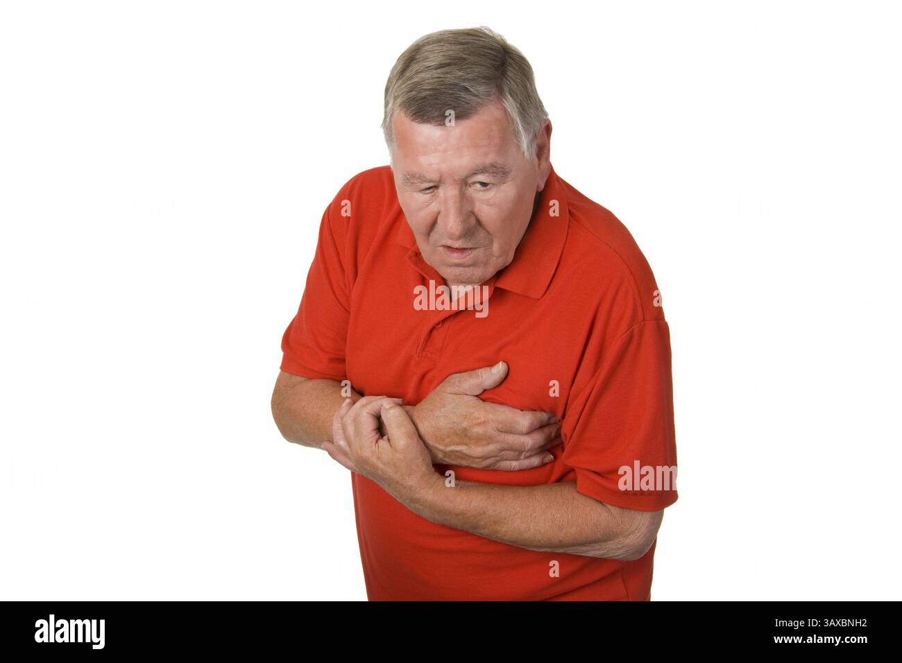Der alte Mann hat Herzweh - Freisteller alter Mann mit Herzweh - isoliert Stockfoto