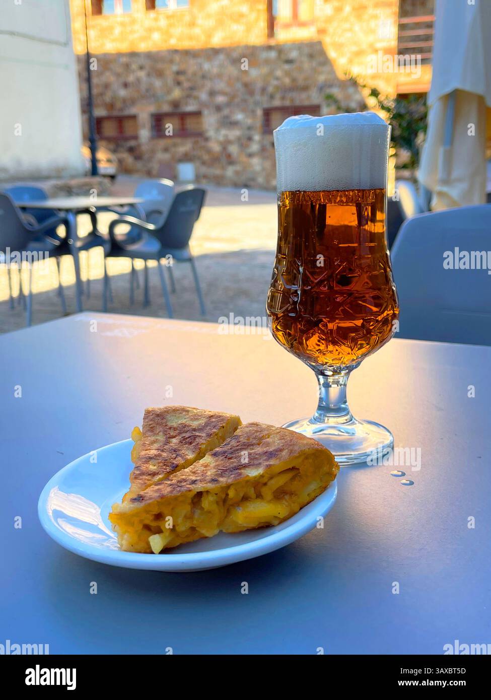 Spanisches Omelett und ein Glas Bier auf der Terrasse. Spanien. - Smartphone-aufgenommenes Stockfoto