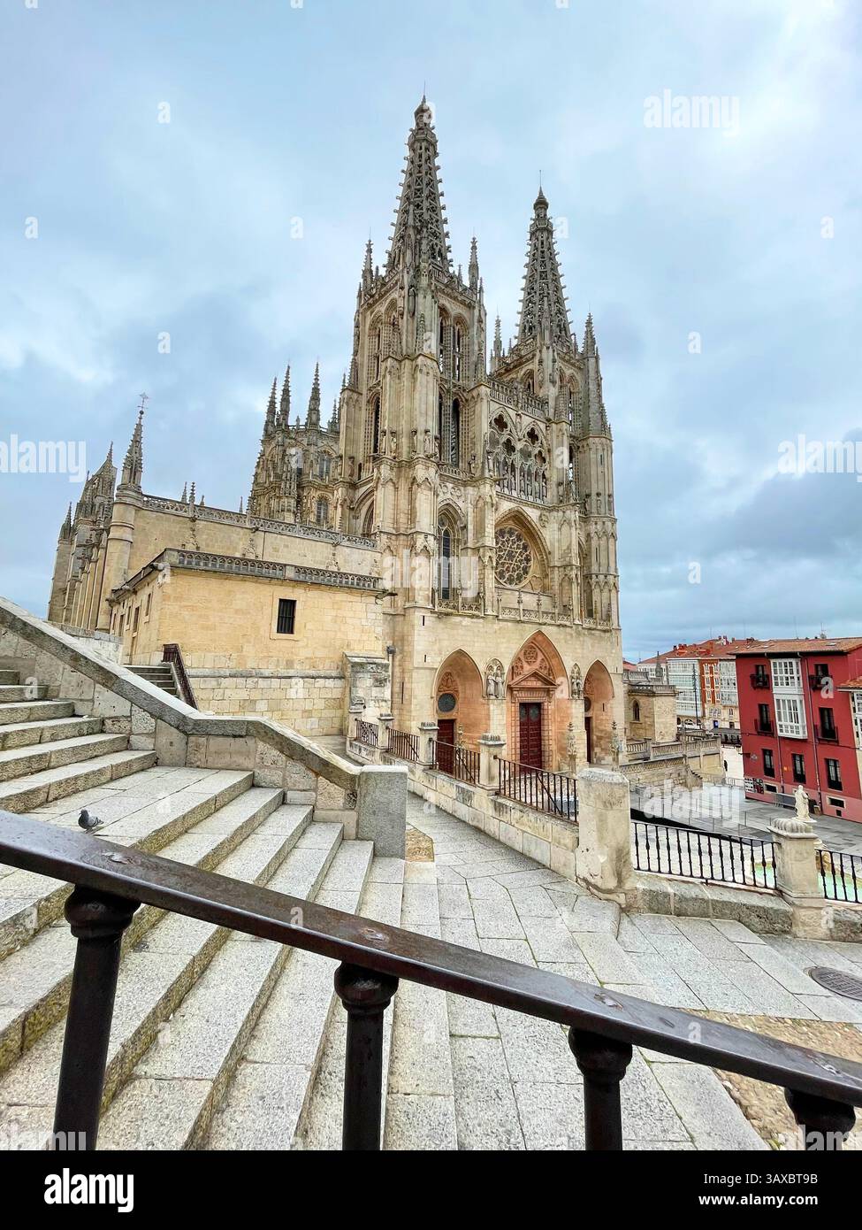 Fassade der gotischen Kathedrale. Burgos, Spanien. - Smartphone-aufgenommenes Stockfoto