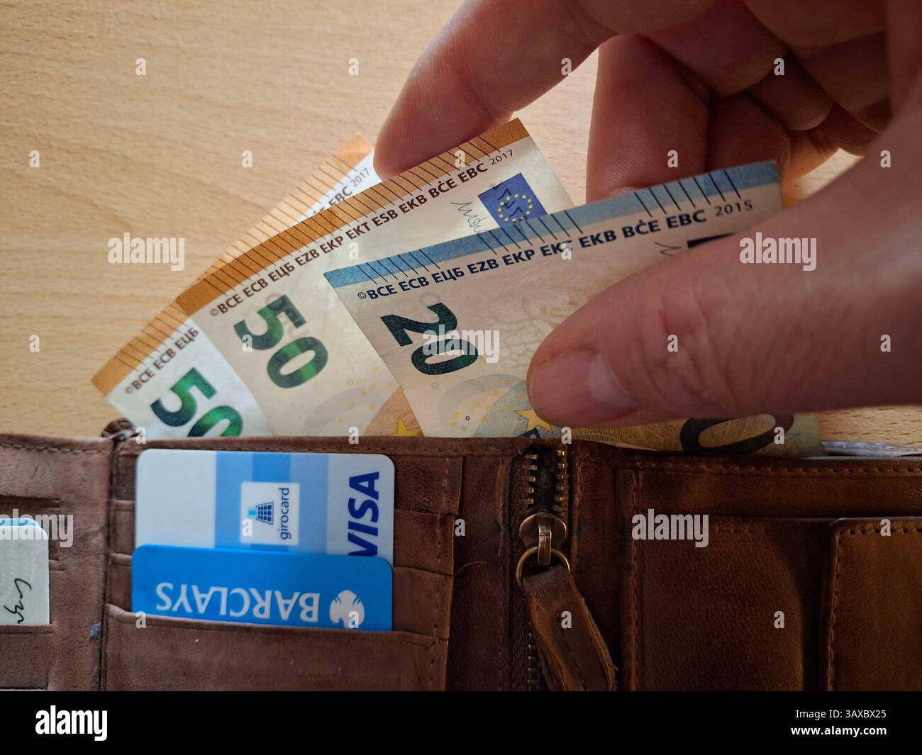 Stockbilder 04/2025 Geldbörse mit Geld und EC-Karte Hamburg Deutschland *** Stockfotos 04 2025 Geldbörse mit Geld und EC-Karte Hamburg Hamburg Deutschland Copyright: XLobeca/RalfxHomburgx Stockfoto