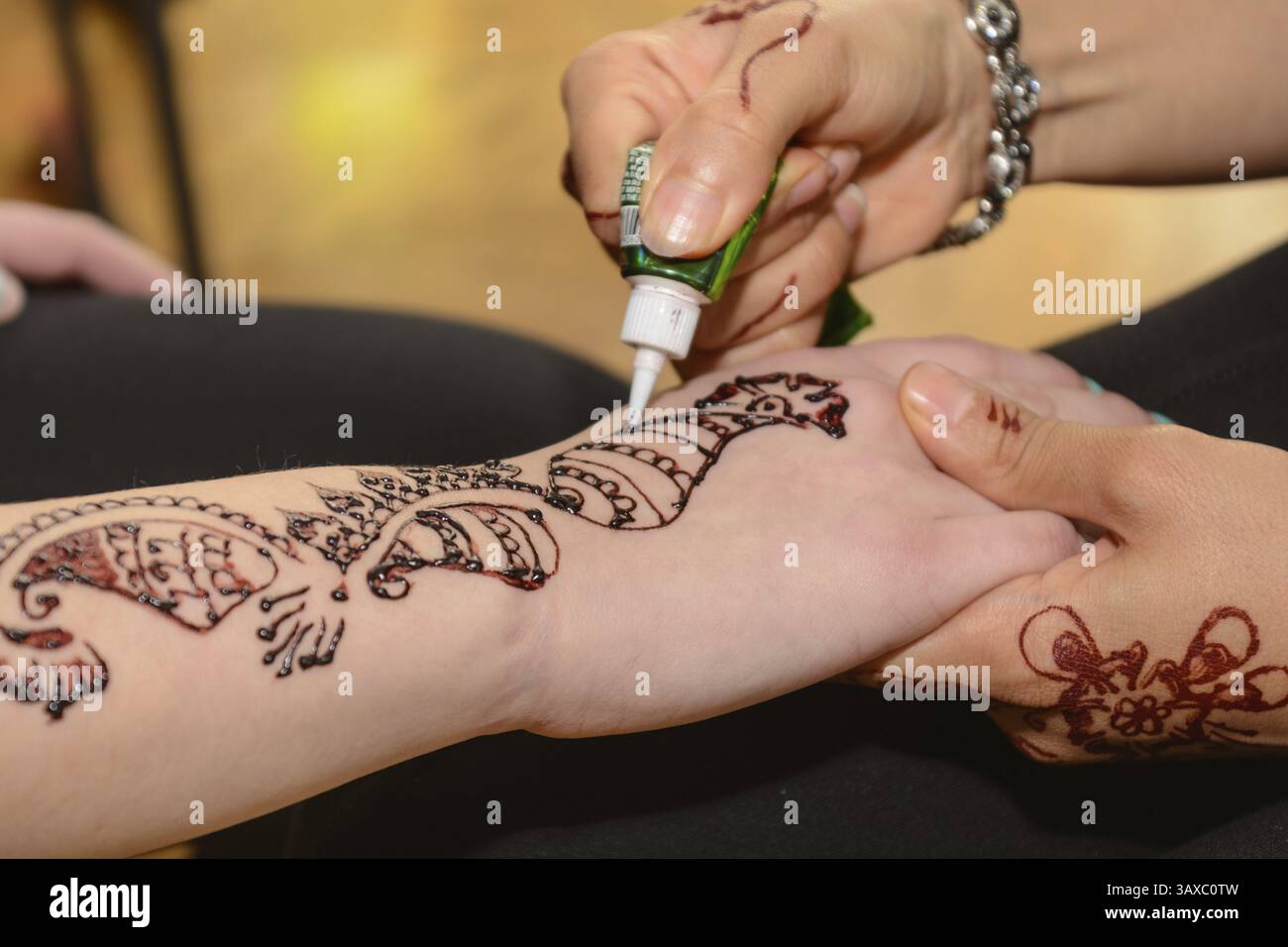 Die Person kann einen Arm mit Henna-Muster gestalten Stockfoto
