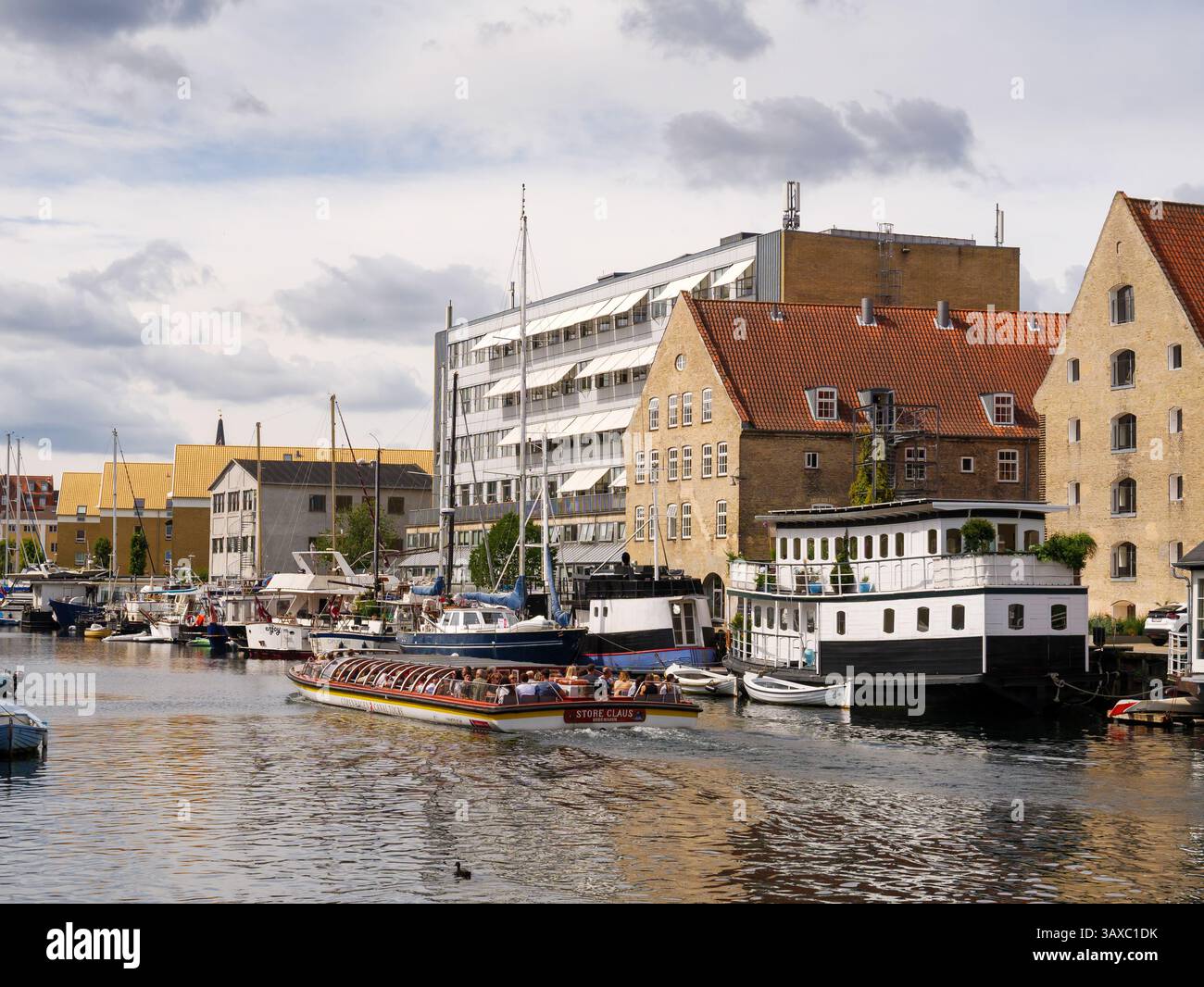 Touristen Sightseeing in einem Boot auf dem Christianshavn Kanal, historisches Viertel von Kopenhagen, Dänemark Stockfoto