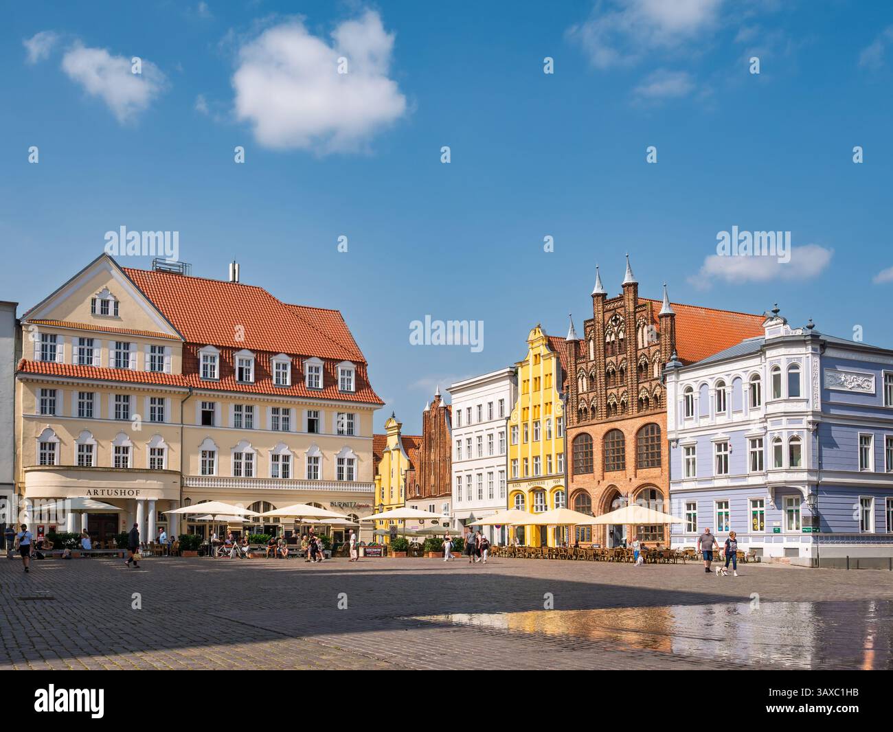 Alter Marktplatz mit bunten Barock- und Backsteingotik-Bürgerhäusern in der Altstadt von Stralsund, Mecklenburg-Vorpommern, Deutschland Stockfoto