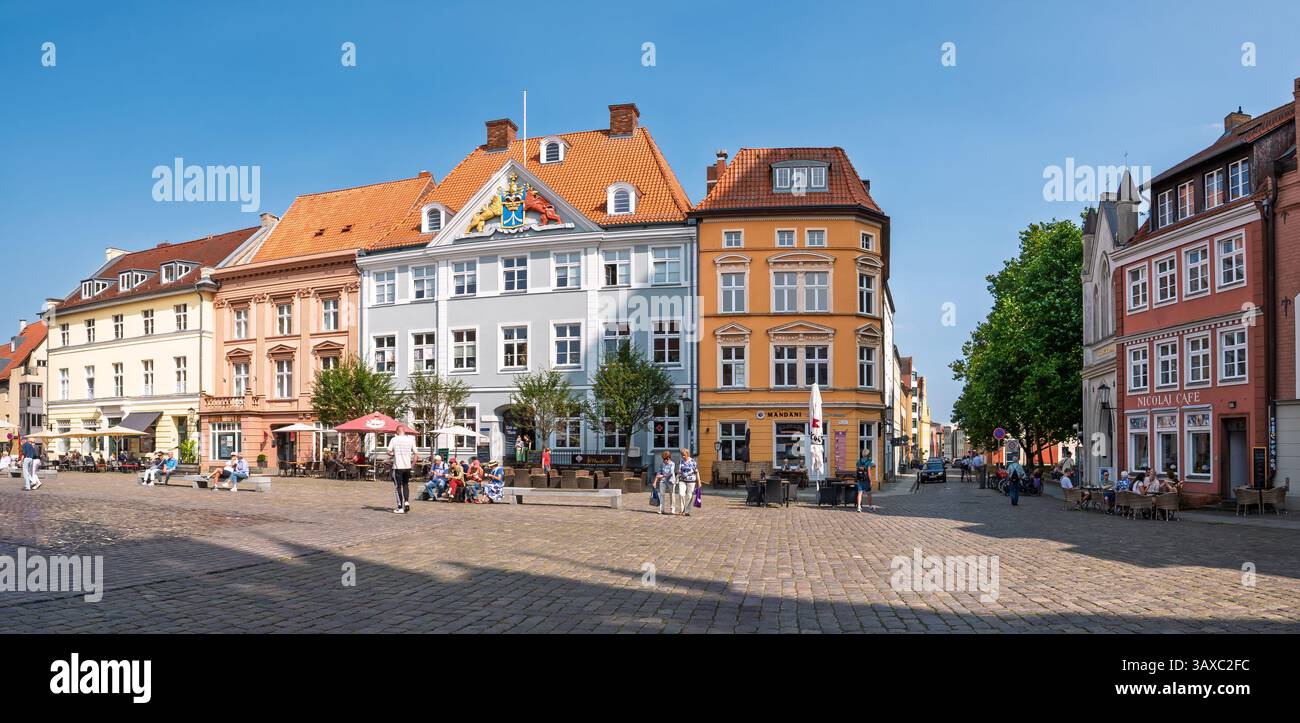 Alter Marktplatz mit bunten Barock- und Backsteingotik-Bürgerhäusern in der Altstadt von Stralsund, Mecklenburg-Vorpommern, Deutschland Stockfoto