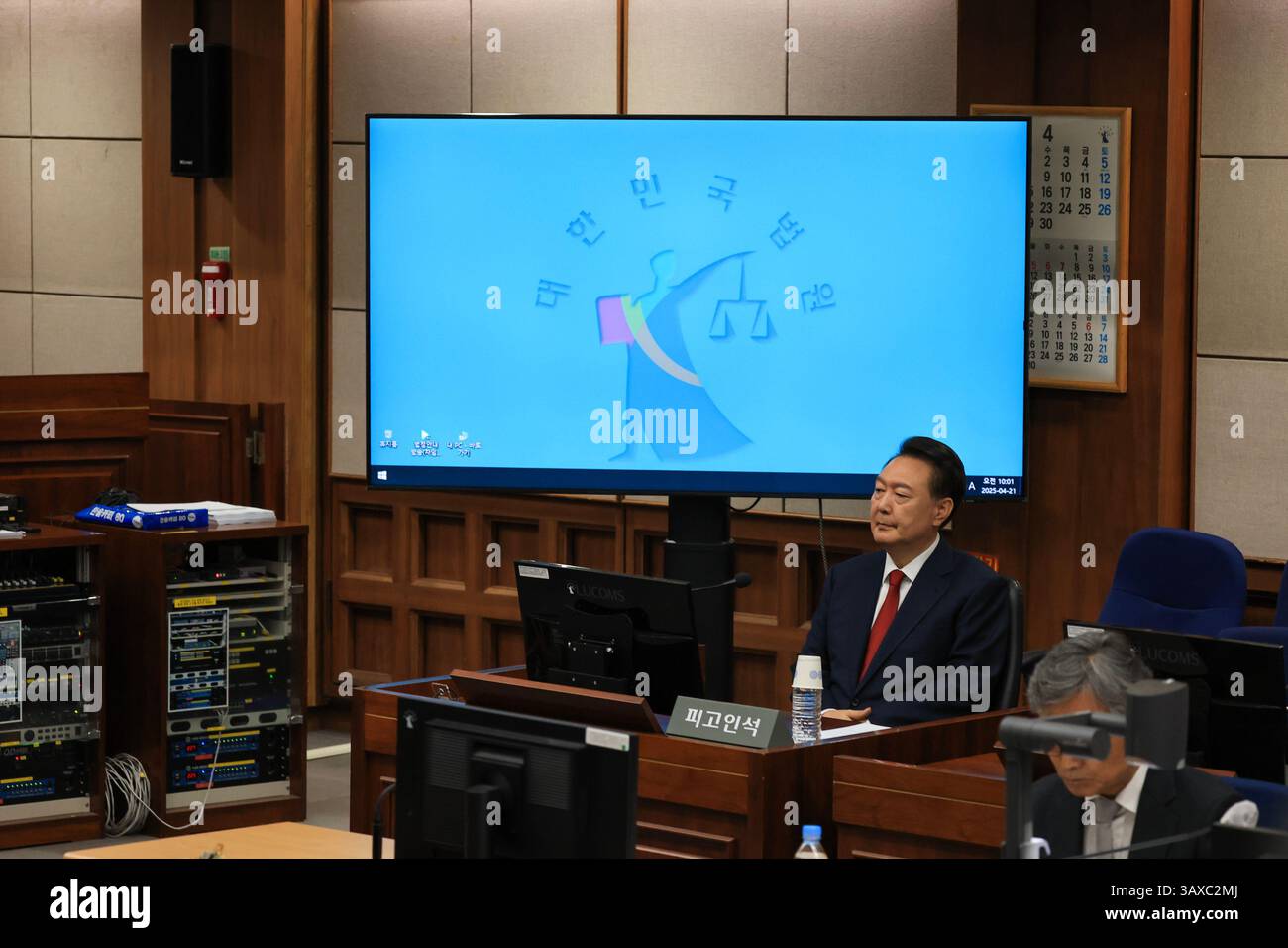 (250421) -- SEOUL, 21. April 2025 (Xinhua) -- Südkoreas entlassener Präsident Yoon Suk-yeol nimmt am 21. April 2025 an der zweiten Anhörung seines Strafprozesses wegen Aufständischen in Seoul, Südkorea, Teil. (Newsis via Xinhua) Stockfoto (250421) -- SEOUL, 21. April 2025 (Xinhua) -- Südkoreas entlassener Präsident Yoon Suk-yeol nimmt am 21. April 2025 an der zweiten Anhörung seines Strafprozesses wegen Aufständischen in Seoul, Südkorea, Teil. (Newsis via Xinhua) Stockfoto