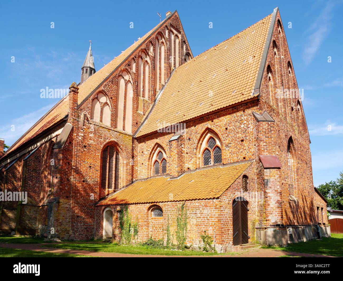 St. Georgskirche in Wiek, rote Backsteingotik Hallenkirche mit mittelalterlichen Ursprüngen auf der Halbinsel Wittow, Rügen, Mecklenburg-Vorpommern, Deutschland Stockfoto