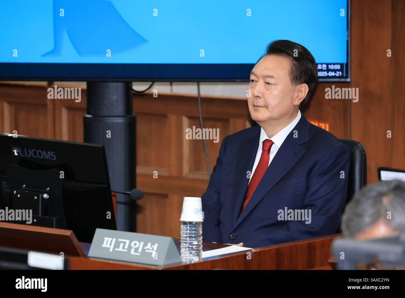 (250421) -- SEOUL, 21. April 2025 (Xinhua) -- Südkoreas entlassener Präsident Yoon Suk-yeol nimmt am 21. April 2025 an der zweiten Anhörung seines Strafprozesses wegen Aufstands in Seoul, Südkorea, Teil. (Newsis via Xinhua) Stockfoto (250421) -- SEOUL, 21. April 2025 (Xinhua) -- Südkoreas entlassener Präsident Yoon Suk-yeol nimmt am 21. April 2025 an der zweiten Anhörung seines Strafprozesses wegen Aufstands in Seoul, Südkorea, Teil. (Newsis via Xinhua) Stockfoto