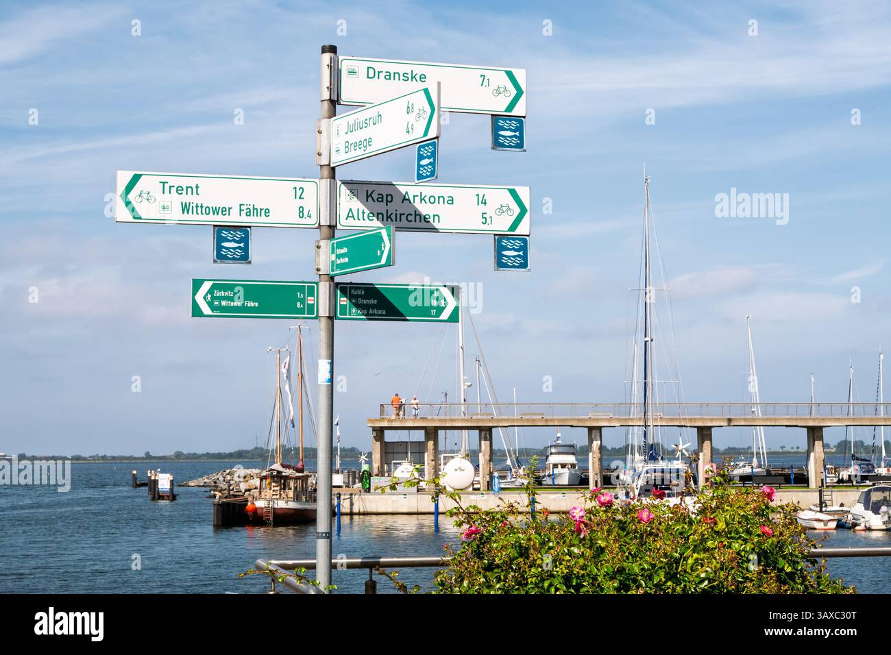 Wegweiser mit Rad- und Wanderwegen an der Promenade in Wiek, Rügen, Wittow, Mecklenburg-Vorpommern Stockfoto