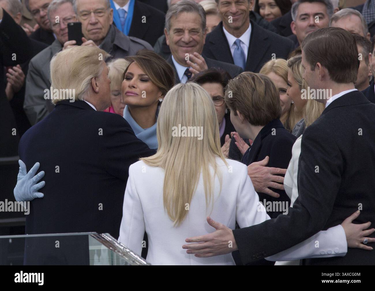 20. Januar 2017: Washington, District of Columbia, U.. US-Präsident Donald J. Trump küsst Ehefrau Melania, nachdem er während seiner Amtseinführung am 20. Januar 2017 in Washington, D.C. als 45. Präsident der Vereinigten Staaten vereidigt wurde (Credit Image: © Prensa Internacional via ZUMA Wire) Stockfoto