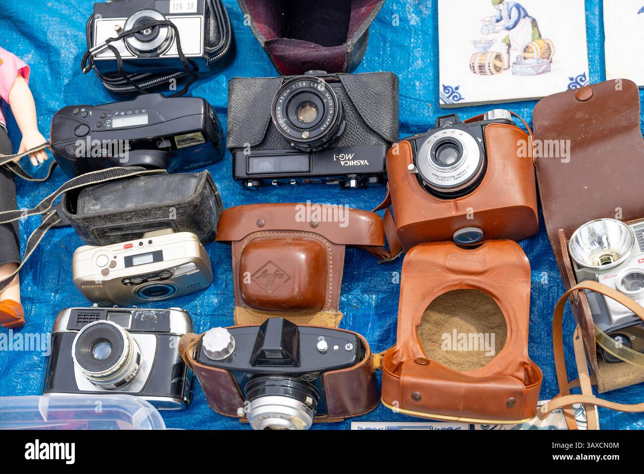 Delft, Niederlande - 19. April 2025: Gebrauchte 35-mm-Retro-Kameras auf einem Straßenmarkt zum Verkauf Stockfoto