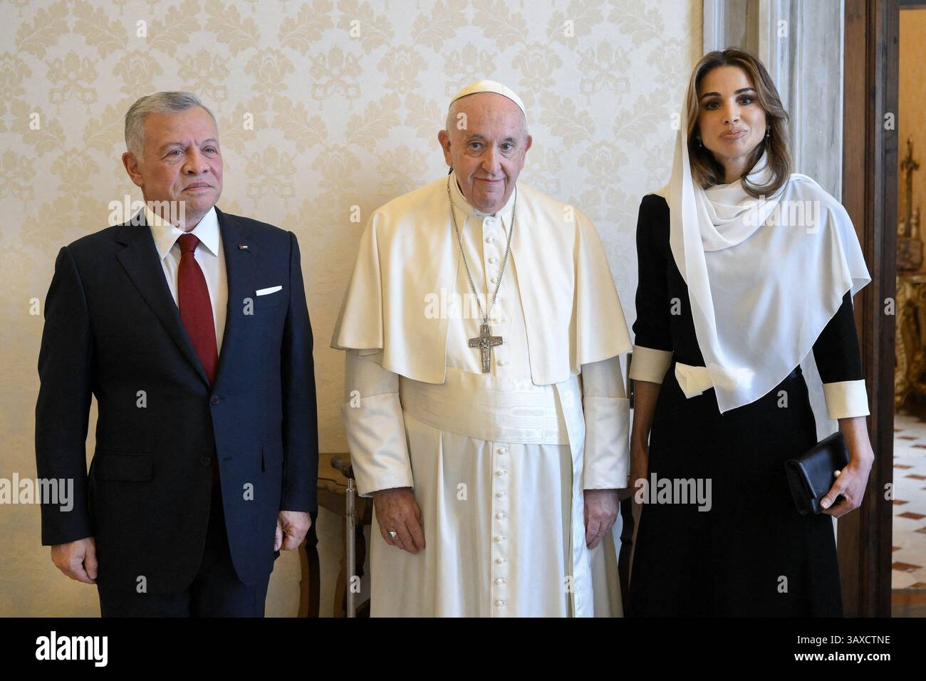 Dateifoto – Papst Franziskus trifft am 10. November 2022 König Abdullah II. Bin Al-Hussein von Jordanien und seine Frau Königin Rania Al-Yassin ​at im Vatikan. -- Papst Franziskus starb am Ostermontag, 21. April 2025, im Alter von 88 Jahren in seiner Residenz in der Casa Santa Marta des Vatikans. Foto von Vatican Media (EV)/ABACAPRESS. COM Credit: Abaca Press/Alamy Live News Stockfoto