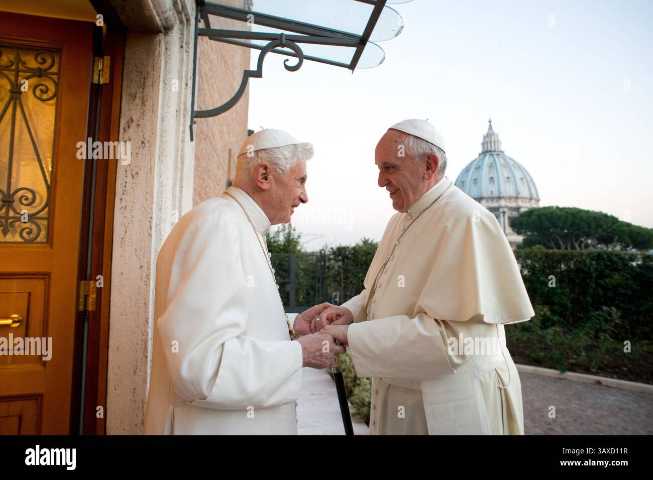 Dateifoto - Papst Franziskus tauscht Weihnachtsgrüße mit dem ehemaligen Papst Benedikt XVI. Im Kloster Mater Ecclesiae, seiner neuen Residenz, in Vatikanstadt am 23. Dezember 2013 aus. Zusammen gingen sie in die Kapelle des Klosters, um einen Moment des Gebets zu teilen. -- Papst Franziskus starb am Ostermontag, 21. April 2025, im Alter von 88 Jahren in seiner Residenz in der Casa Santa Marta des Vatikans. Foto von ABACAPRESS. KOM Stockfoto