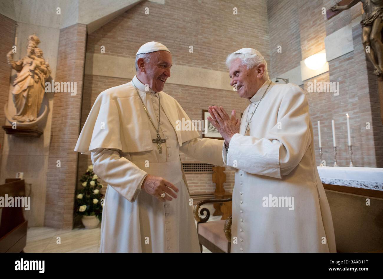 Der pensionierte Papst Benedikt XVI. Verteidigt öffentlich die traditionelle Herrschaft der katholischen Kirche des Priesterzölibats, die bisher expliziteste Bemühung des ehemaligen Pontiffs, eine Entscheidung seines Nachfolgers Papst Franziskus zu beeinflussen, der einen Vorschlag erwägt, Eheleute zum ersten Mal seit fast einem Jahrtausend routinemäßig zum römisch-katholischen Priester zu weihen. -- am Ende einer Konsistoriumszeremonie treffen sich Papst Franziskus und eine Gruppe von Kardinälen am 19. November 2016 in einer Kapelle im Vatikan mit dem emeritierten Papst Benedikt XVI. Papst Franziskus erschuf 17 neue Kardinäle im Petersdom während eines Ordinars Stockfoto