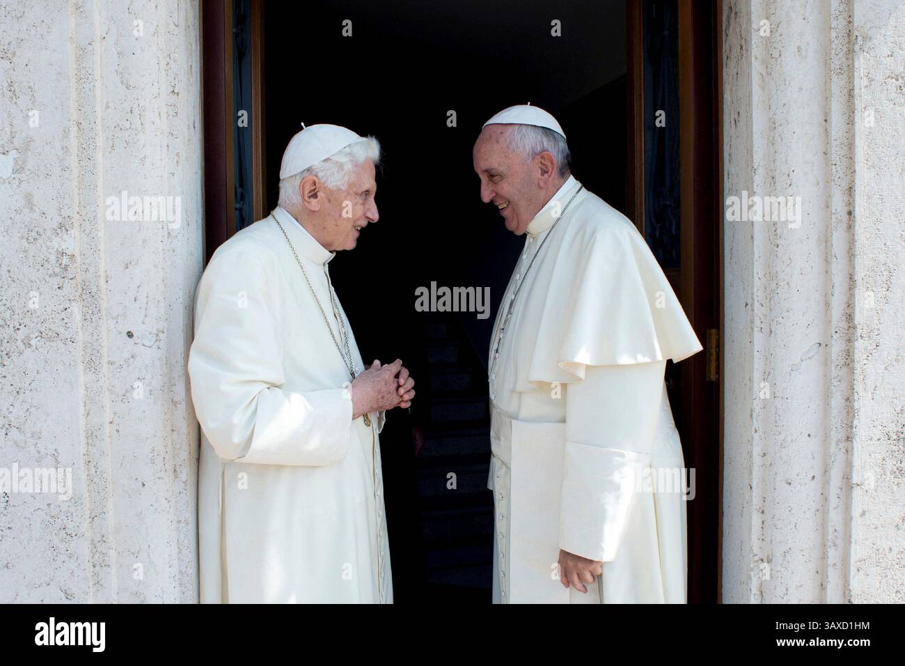 Dateifoto - Dateifoto - Papst Franziskus besuchte Papst Benedikt XVI. In seiner Residenz, dem ehemaligen Kloster Mater Ecclesiae, im Vatikan am 30. Juni 2015, um ihn zu begrüßen und ihm einen angenehmen Aufenthalt in Castel Gandolfo in den römischen Hügeln zu wünschen. Der emeritierte Papst Benedikt XVI. Verlässt den Vatikan für seinen ersten Aufenthalt seit seiner Pensionierung. Er entkommt einer drohenden Hitzewelle, indem er zur päpstlichen Sommerresidenz in Castel Gandolfo geht. Das Treffen dauerte etwa eine halbe Stunde. Der emeritierte Papst Benedikt wird die nächsten zwei Wochen in Castel Gandolfo bleiben. Er wird am 14. Juli zurückkehren. - Ehemaliger Papst B. Stockfoto