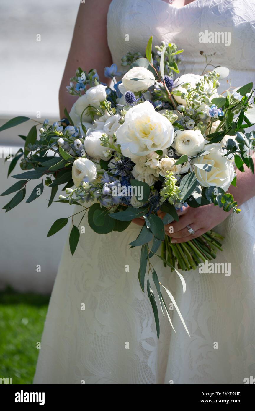 Brautstrauß rosen blau -Fotos und -Bildmaterial in hoher Auflösung – Alamy